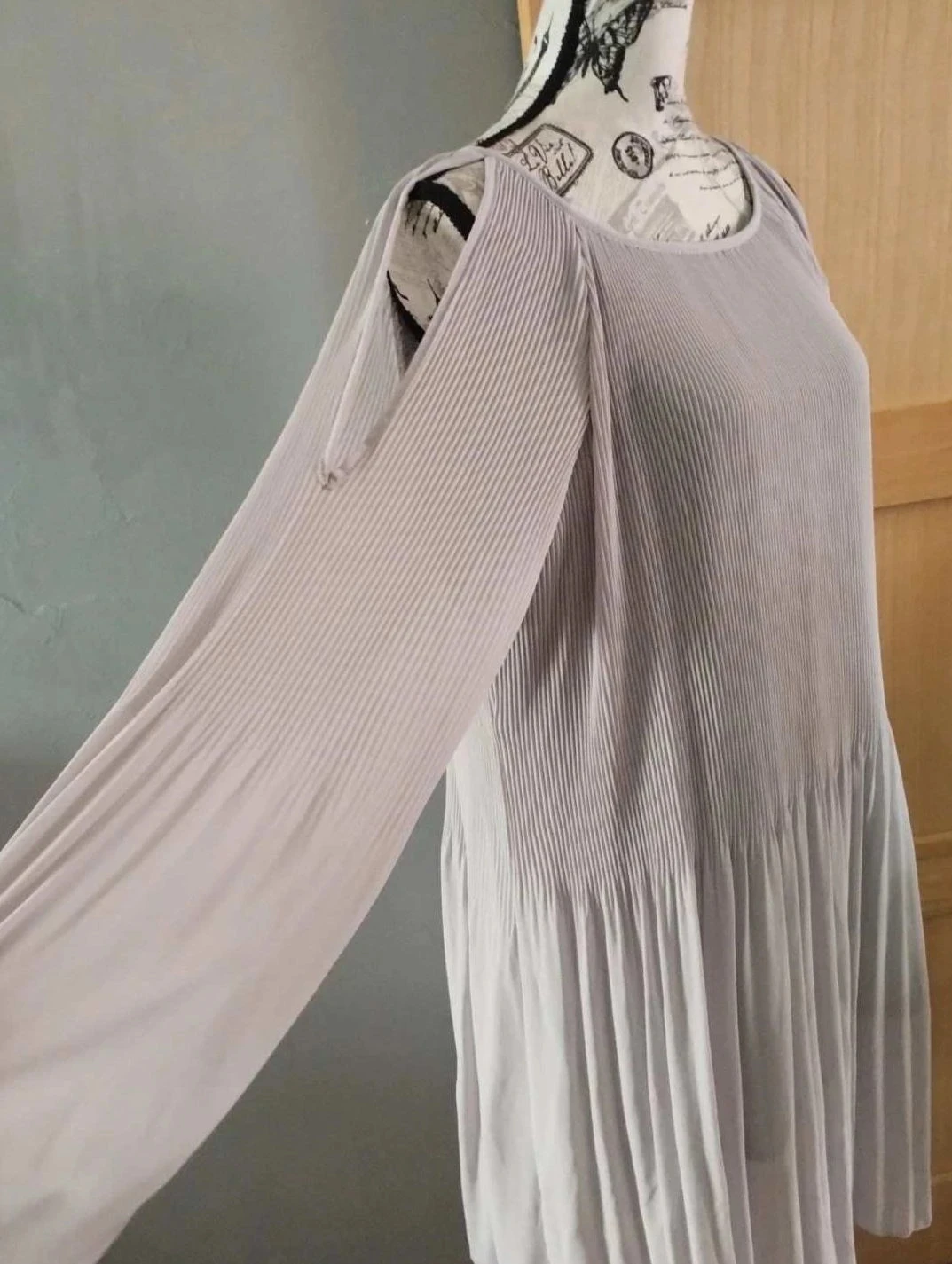 Vestido gris, hombros descubiertos, Piment Rouge, T40 – photo 4